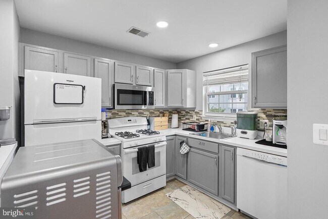 Building Photo - 645 Constellation Square SE