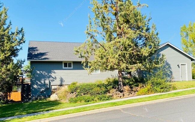 Building Photo - Spacious single-level 3 BR + office in NE ...