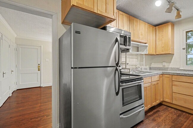 Building Photo - Walkable Capitol Hill Condo | Parking Included