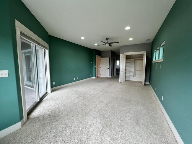 Building Photo - 2360 NW 19th St