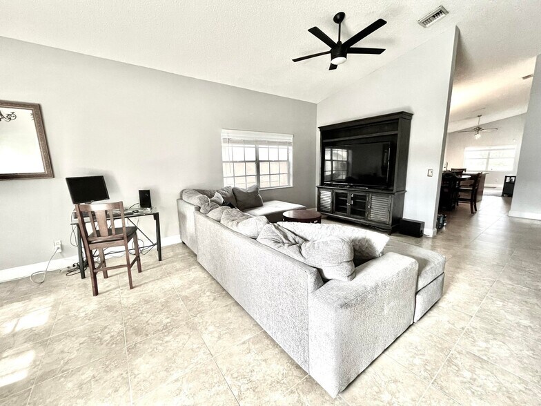 Building Photo - 6373 Lansdowne Cir