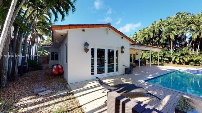 Building Photo - 6015 Pine Tree Dr
