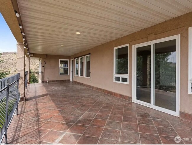 Building Photo - Home with a view for rent in Ephrata