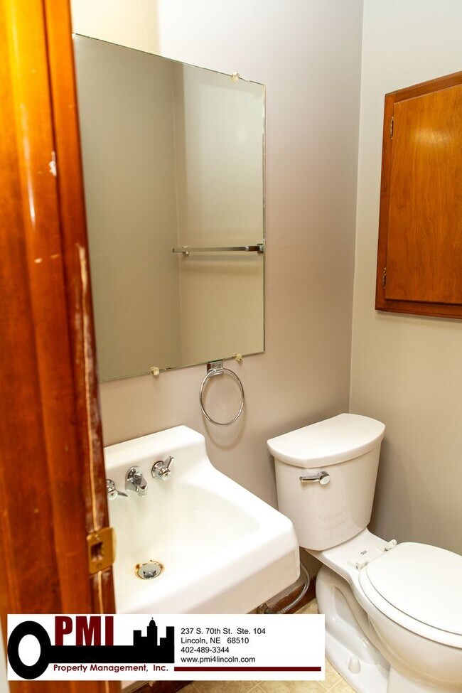 Building Photo - 2 Bedroom and 1.5 Bathroom Apartment Avail...