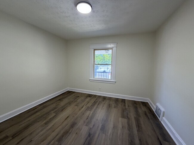 Building Photo - 3524 E 143rd St