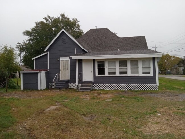 Building Photo - 690 Avenue E