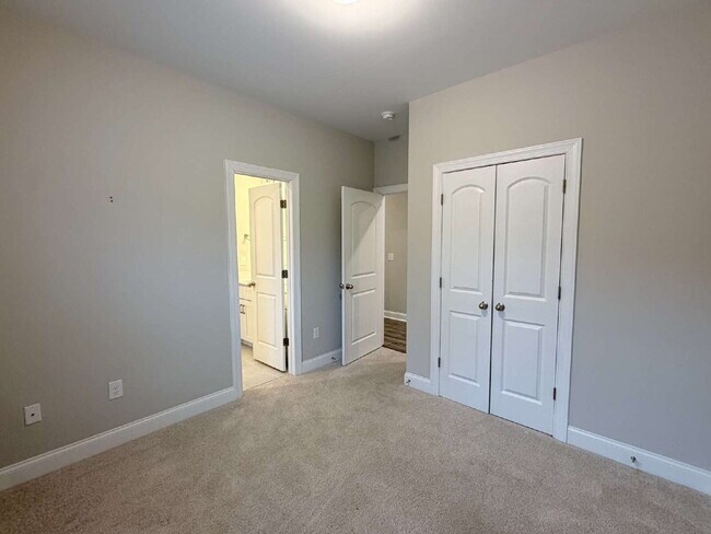 Building Photo - Like-New 3BR Townhome with Finished Bonus Level & 2-Car Garage - North Asheville