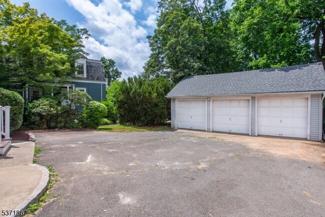 Building Photo - 50 Walnut Crescent