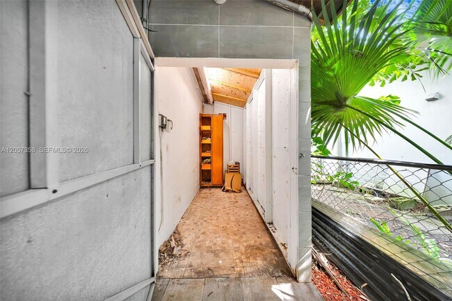 Building Photo - 1104 NE 85th St