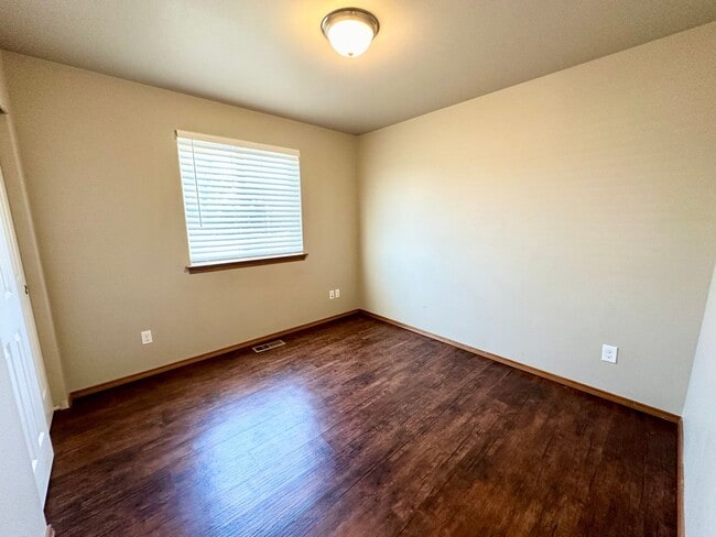 Building Photo - Spacious 3 Bedroom 2 Bathroom Home Now Available