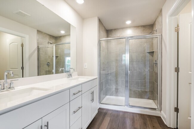 Master Bath - 221 River Rock Dr