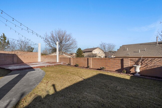 Building Photo - House For Rent | 4-Bed 2-Bath | 2-Car Garage | Rio Rancho SE | Large Backyard |