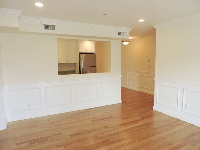 Building Photo - 153 Sumner St