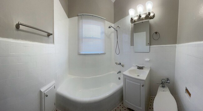 Building Photo - SPACIOUS 1 BEDROOM 1 BATH UPSTAIRS JUST BLOCKS FROM ALAMITOS AND JUNIPERO BEACH