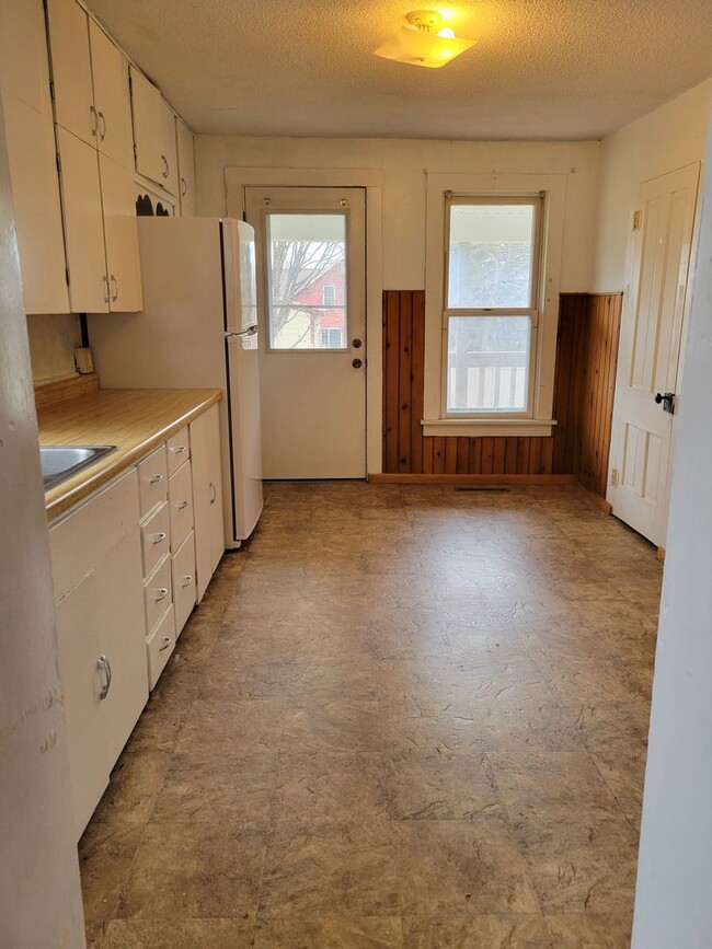 Building Photo - 2 Bedroom Duplex