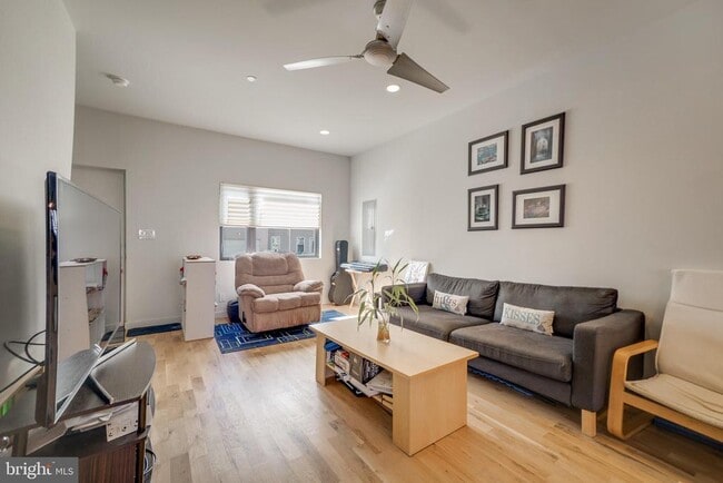 Building Photo - 439 Moyer St