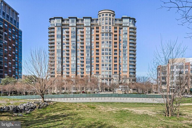 Building Photo - 8220 Crestwood Heights Dr