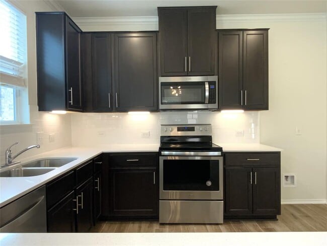 Building Photo - 908 Solitude Dr