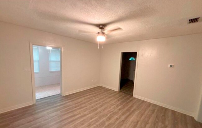 Building Photo - 3024 W 1st St