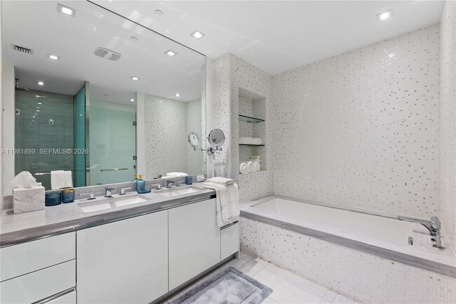 Building Photo - 16901 Collins Ave