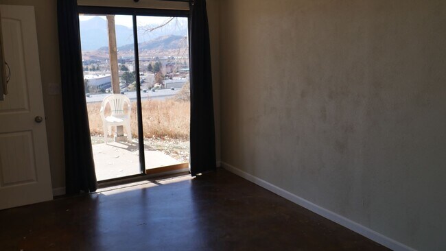 Building Photo - 3 Bedroom 2.5 Bath Townhome with Great Mou...