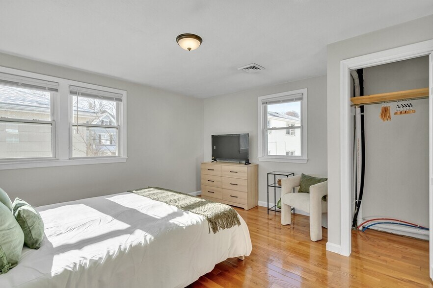 Building Photo - 76 Dunboy St