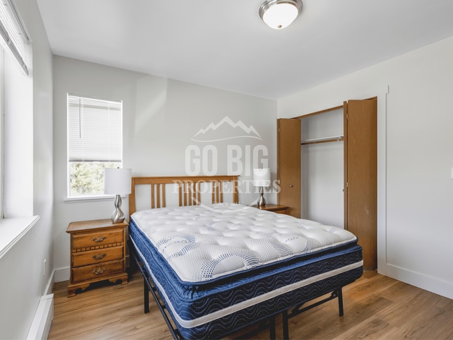 Building Photo - Fully Renovated Condo