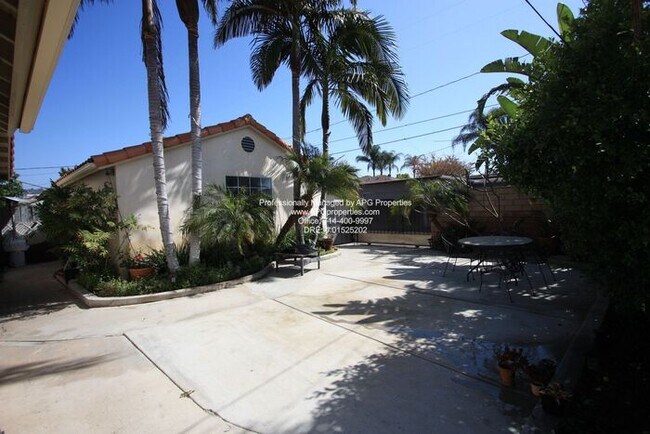 Building Photo - Attractive 4 bedroom / 2 bathroom home wit...