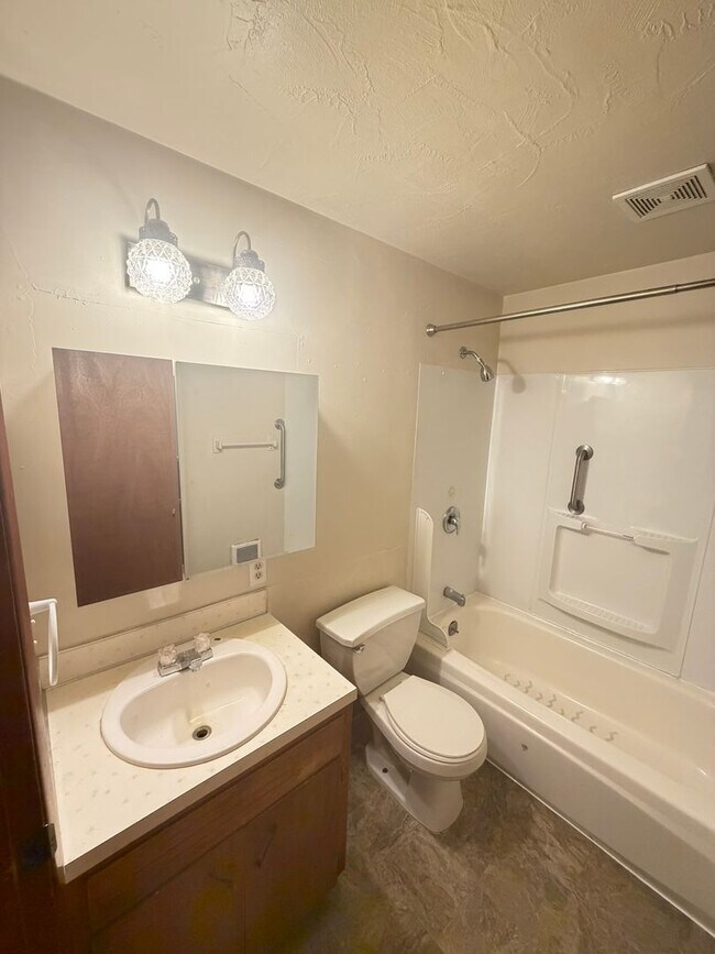Building Photo - Large Two Bedroom Conveniently located Amenities!