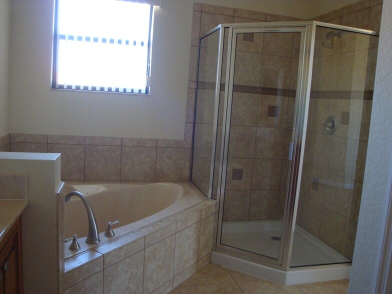 Building Photo - 1250 Clove Dr