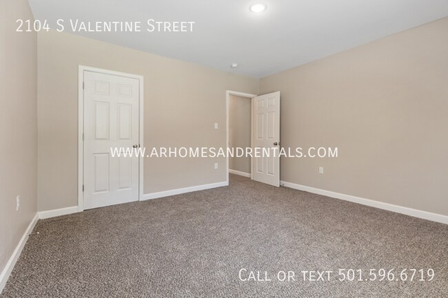 Building Photo - 2104 S Valentine St