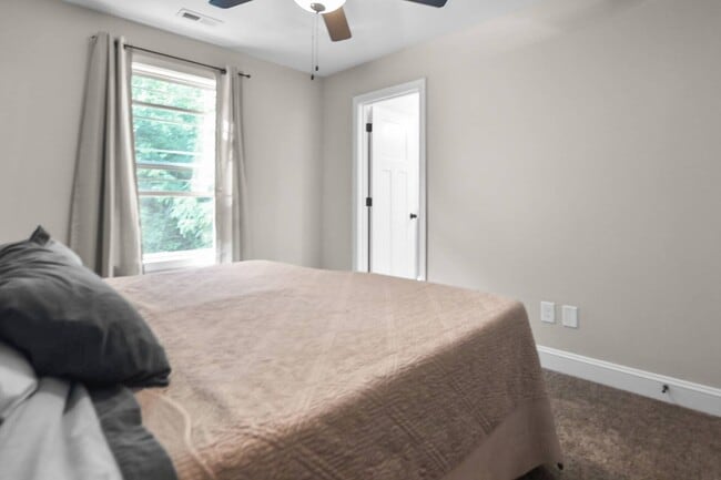 Building Photo - Pet Friendly Two Bedroom!