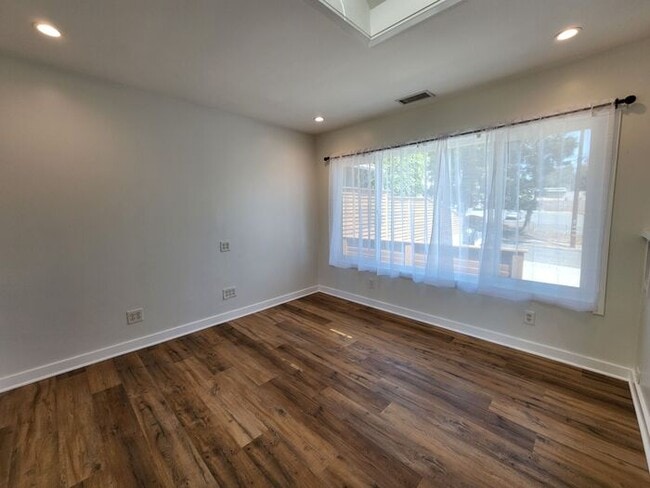 Building Photo - ** Stunning Dream 3 BD / 2 BA HOME w/ Doub...