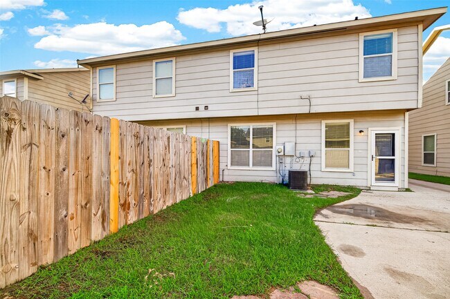 Building Photo - 16743 Libson Falls Dr