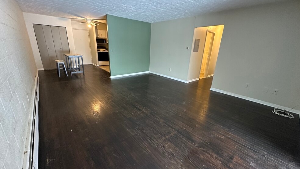 Spacious living room - 581 Crown St