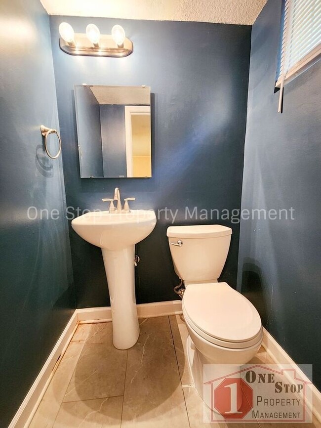 Building Photo - Beautiful 3 Bedroom 2.5 Bathroom Home in R...