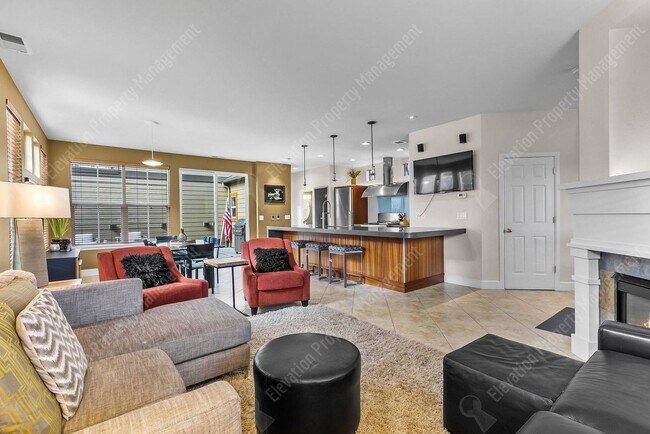 Building Photo - **UNFURNISHED** Charming and unique 2 BR in an upscale west Bend neighborhood