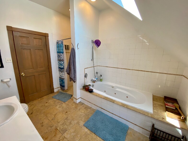 Building Photo - 1214 W Nelson St