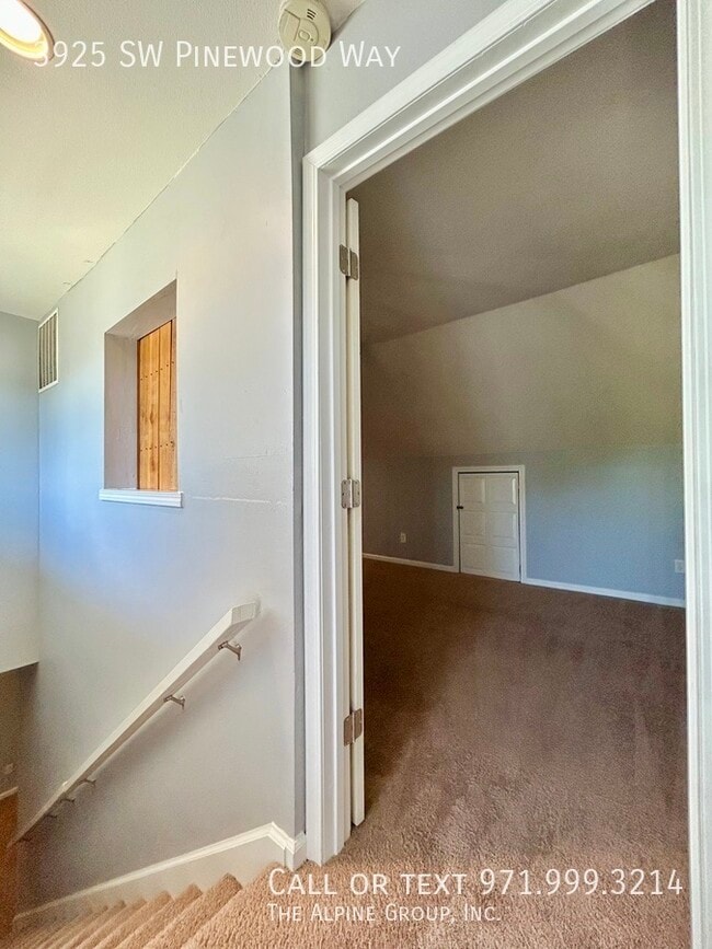 Building Photo - 3925 SW Pinewood Way