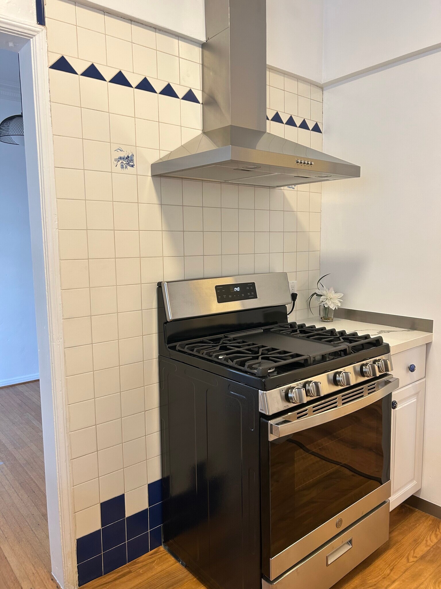 Building Photo - 850 S Kenmore Ave