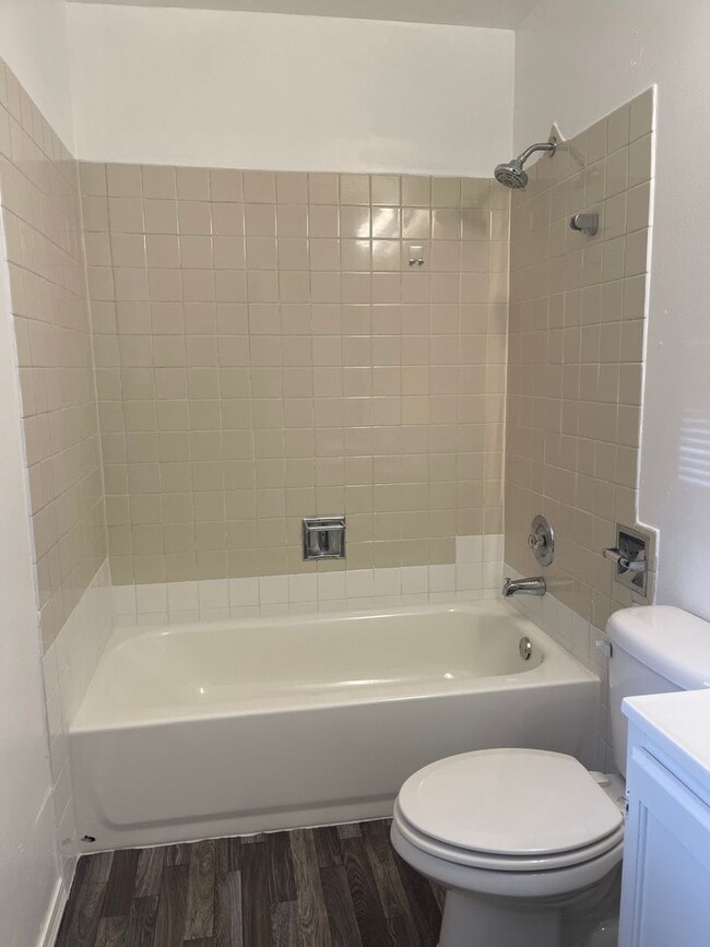 Building Photo - Nice and Bright Rambler near Downtown Kirkland