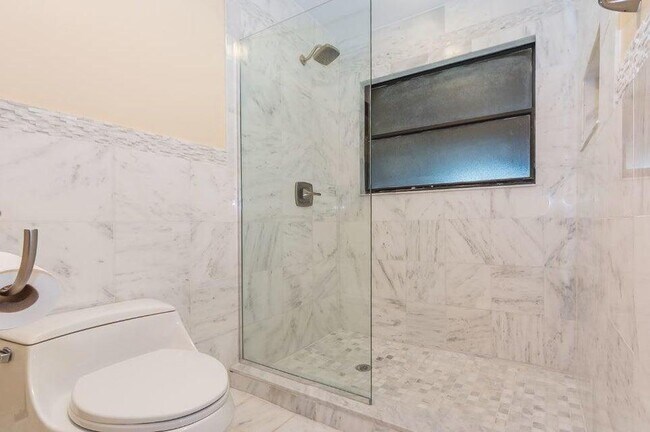Building Photo - 13335 Cross Pointe Dr