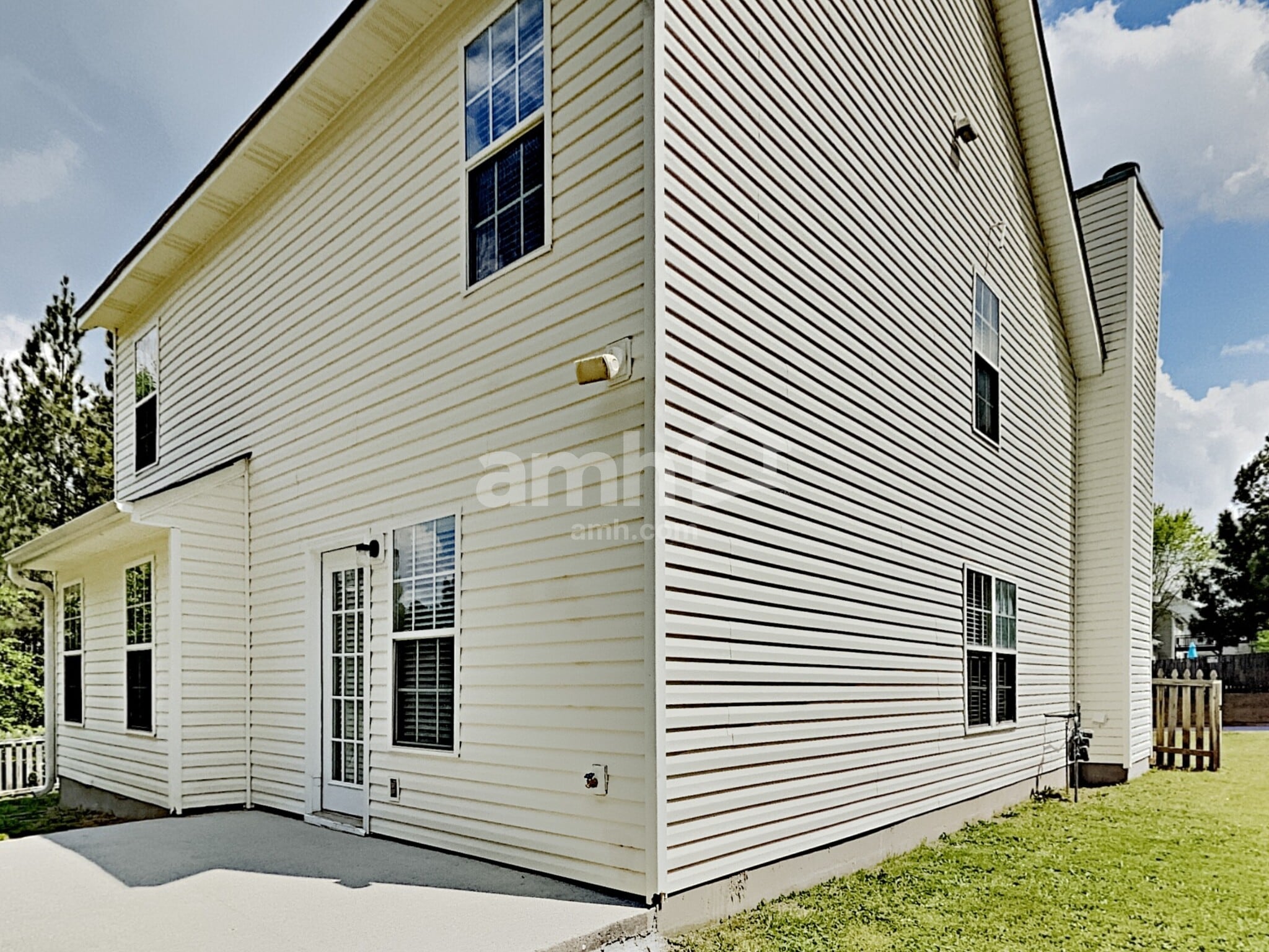 Building Photo - 705 St Charles Ave