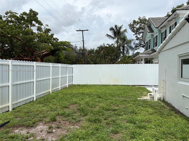 Building Photo - 937 SW 18th Ct