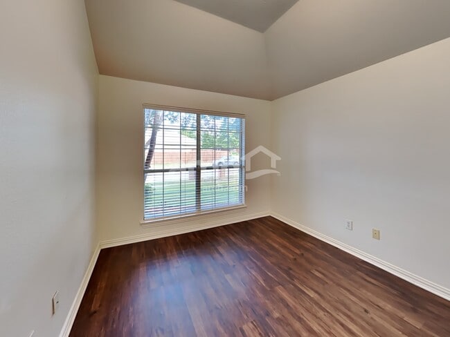 Building Photo - 6213 Richmond Dr