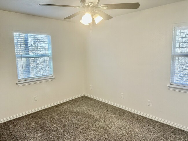 Building Photo - 35 Gore Ln