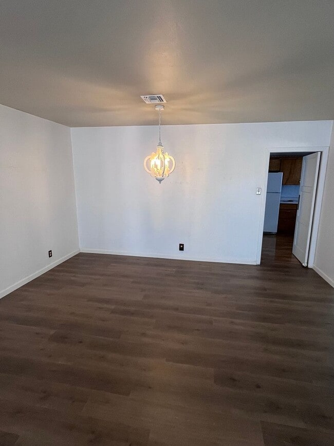 Building Photo - CUTE 2 BEDROOM HOME IN EAST SAC!!