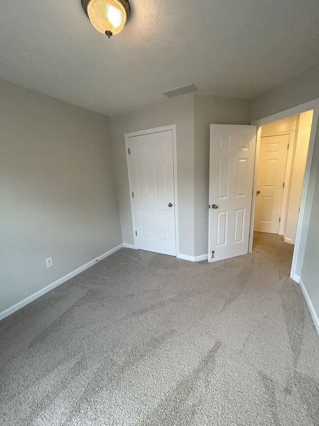 Building Photo - Sublease 6/1/25- 10/31/25