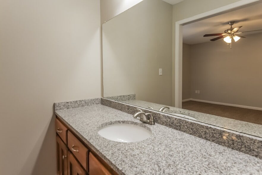 Building Photo - 10953 Oak Leaf Dr