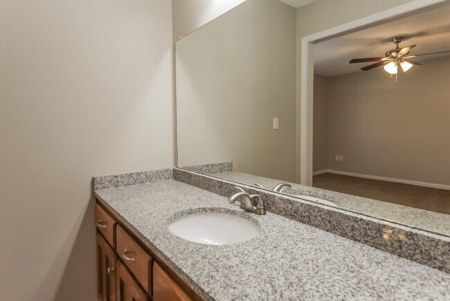 Building Photo - 10953 Oak Leaf Dr